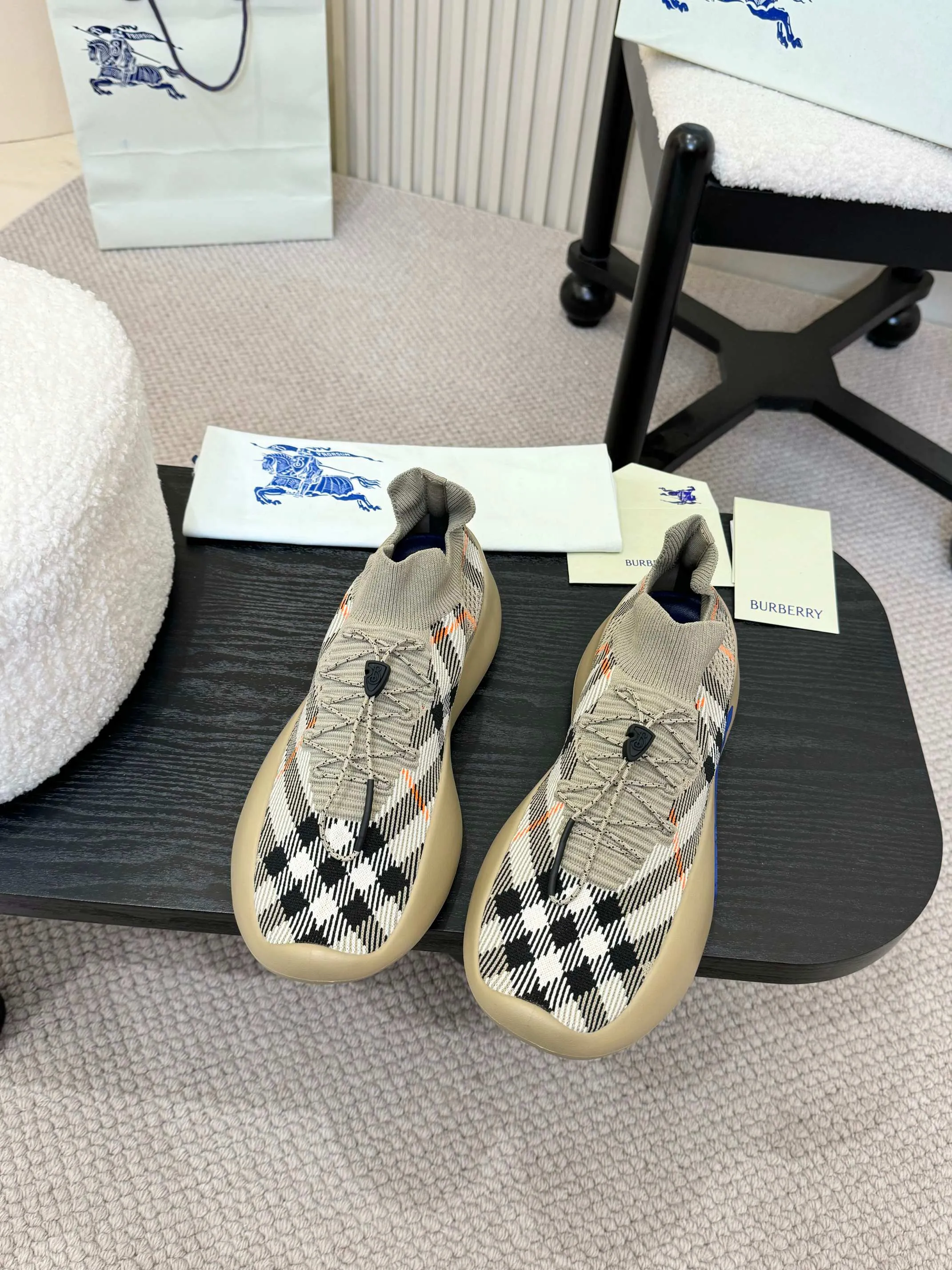 💰Men's Shoes💰680 Burberry's 2025 hot model is released, ultra-light socks and shoes, versatile, decorated with worsted Burberry plaid pattern. Featuring a mesh lining and checkered laces, the rubber sole features the archive Burberry monogram. From Burberry's iconic collection, these wardrobe staples are interpreted with the brand's signature style.   ✅Fabric: Classic cotton fly ✅Lining: Silk cow lining ✅Outsole: Ultra-light rubber foam sole ✅Color: apricot, original packaging ✅Code number: Men's 39-46 (39,46 customized)